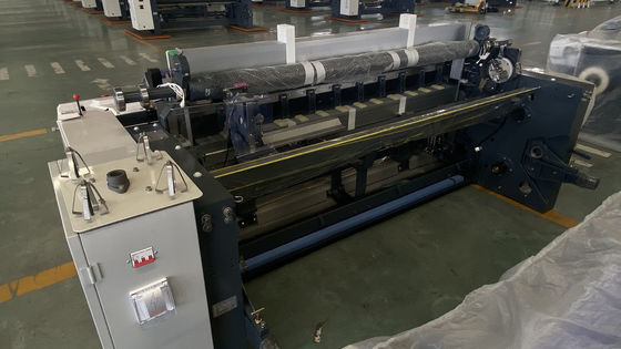 آلة نسج صغيرة ذات مضخة واحدة تلوح في الأفق بنفث الماء